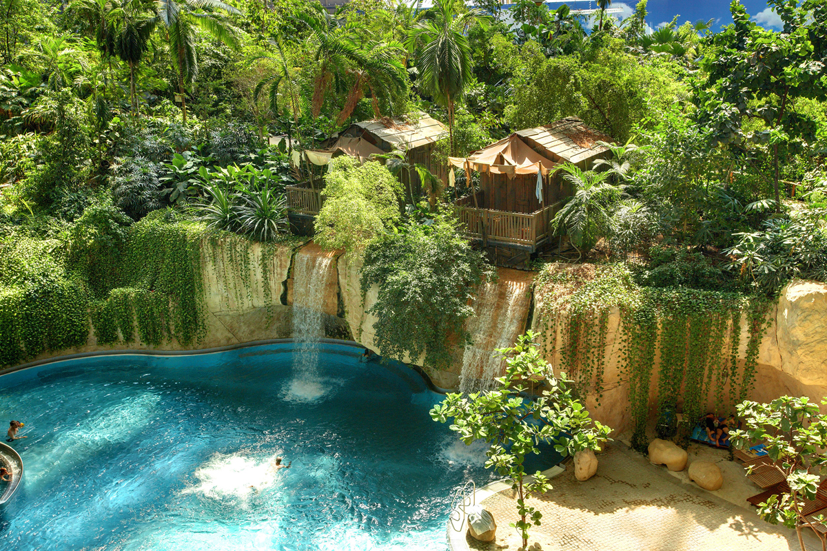 Images Wikimedia Commons/Tropical Islands Resort Wasserfall-Lodge_im_Tropical_Islands.jpg